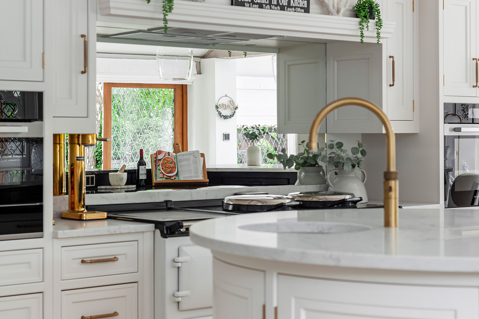 AG Quartz Fusion White and Cosmic Black Granite (cabinetry by Heaven & Stubbs)