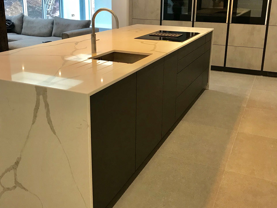 AG Quartz Blanco Calacatta (cabinetry by KitchenSMART)